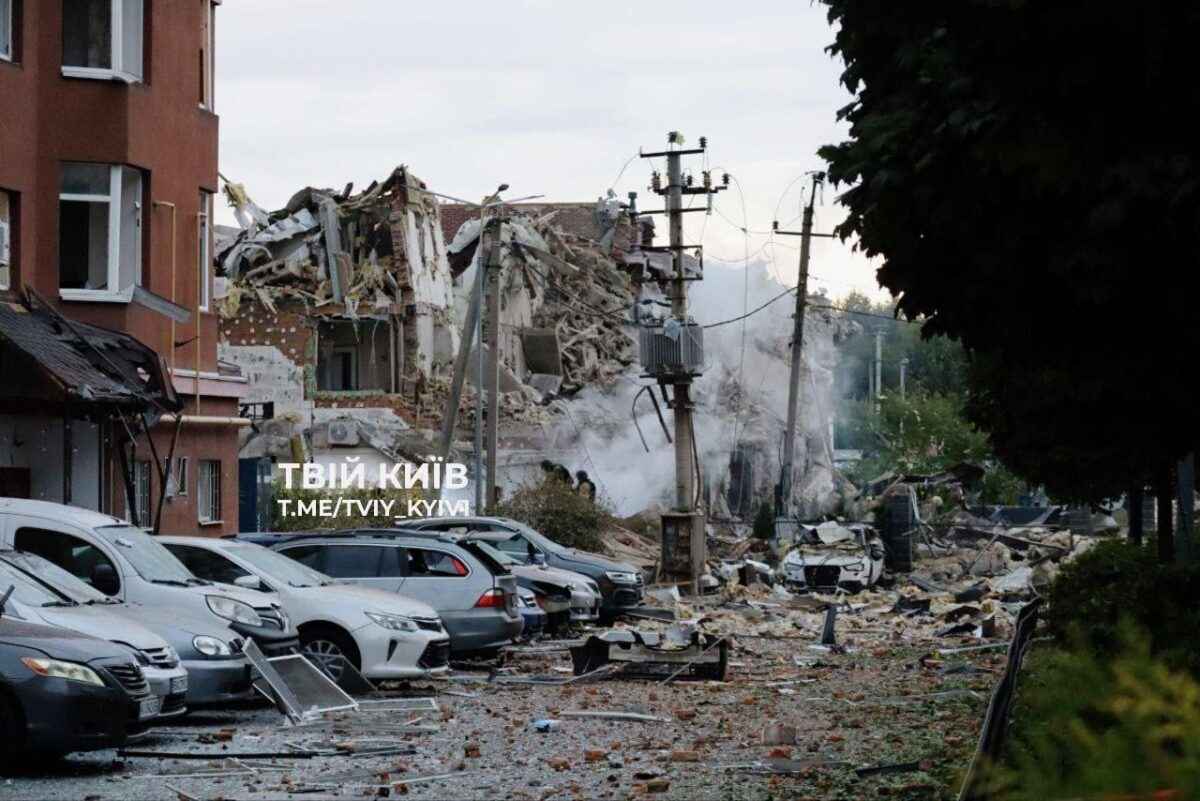В Киеве ракеты и БПЛА разрушили целую улицу