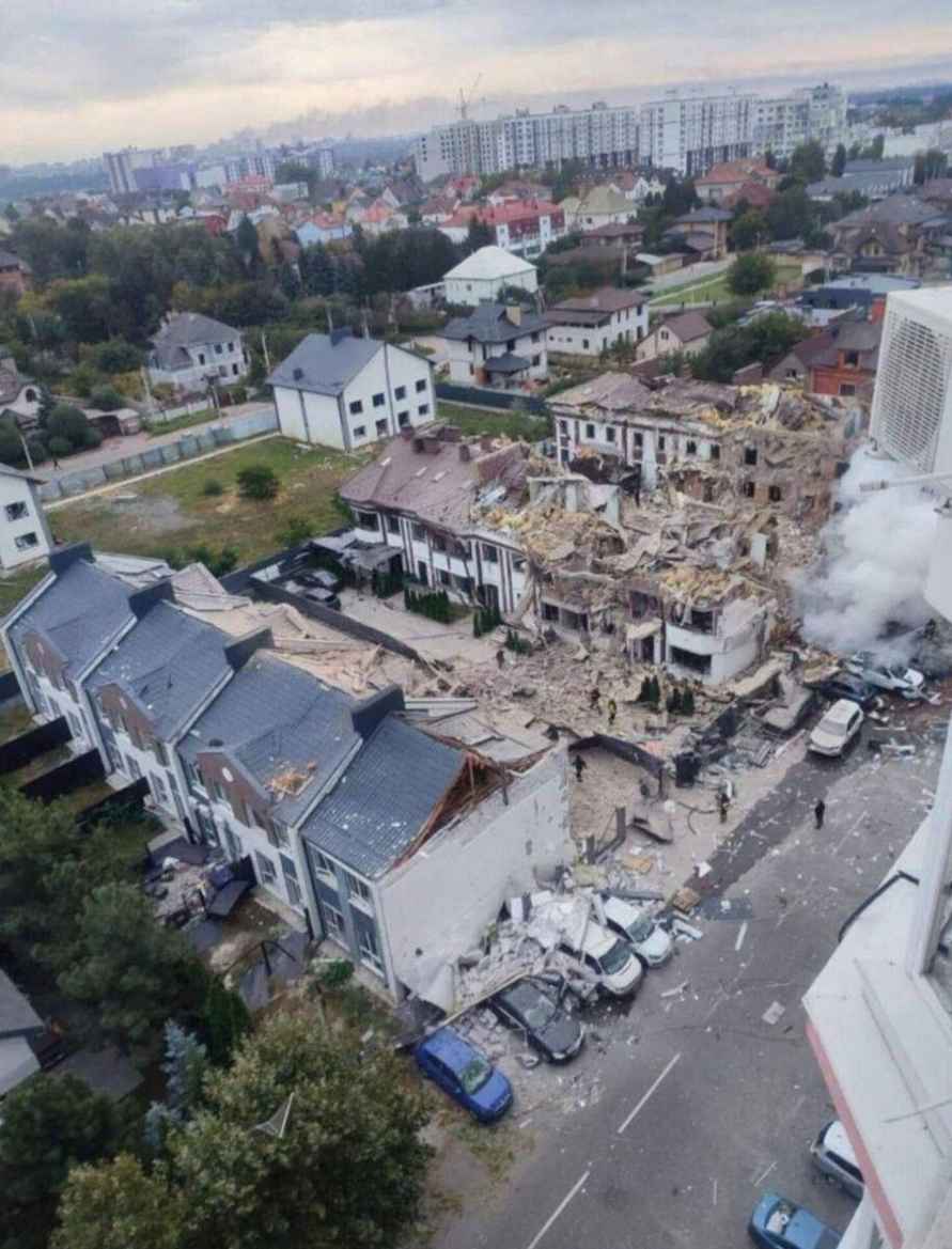 В Киеве ракеты и БПЛА разрушили целую улицу