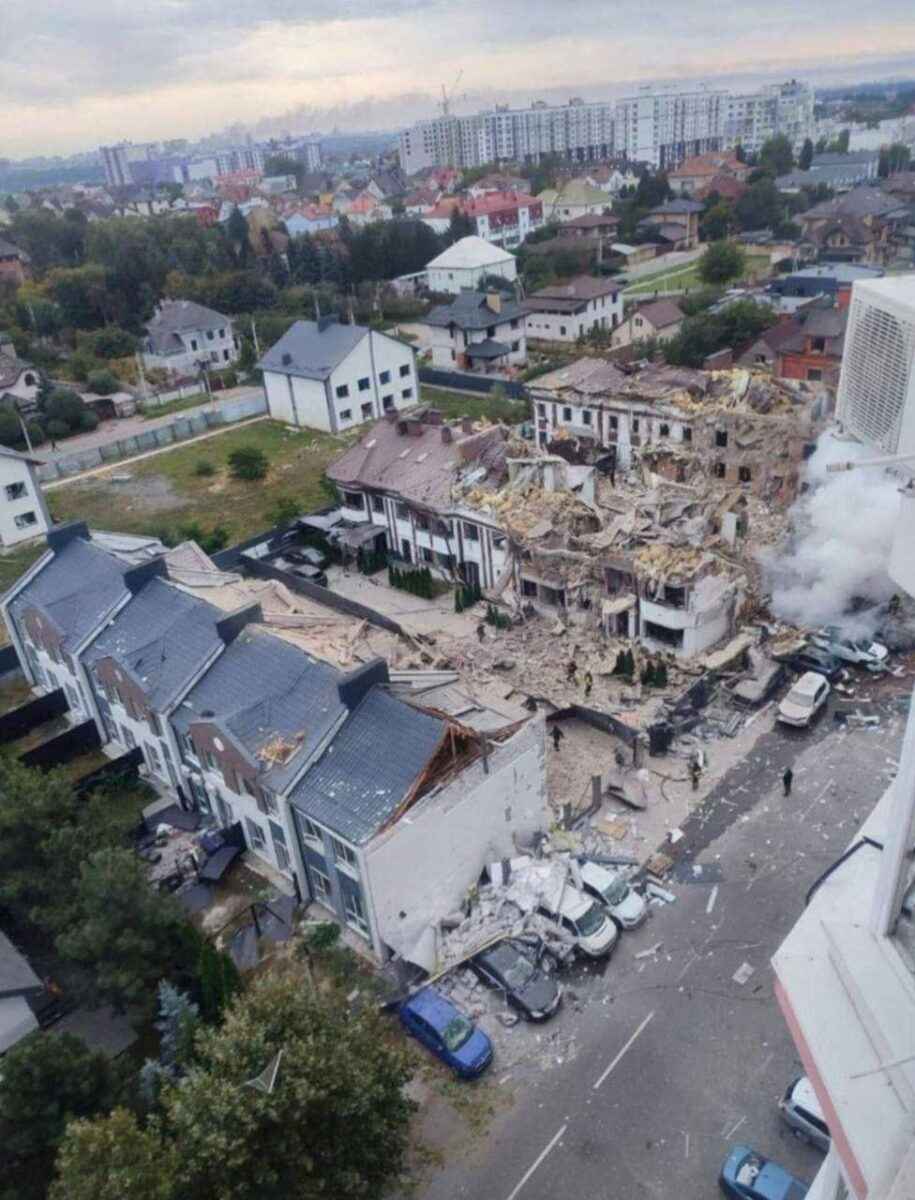 В Киеве ракеты и БПЛА разрушили целую улицу