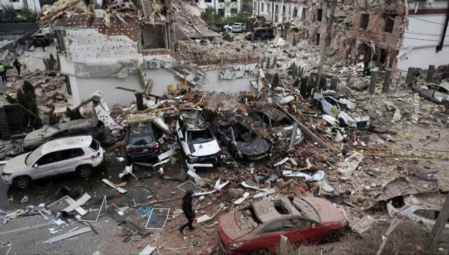 В Киеве ракеты и БПЛА разрушили целую улицу