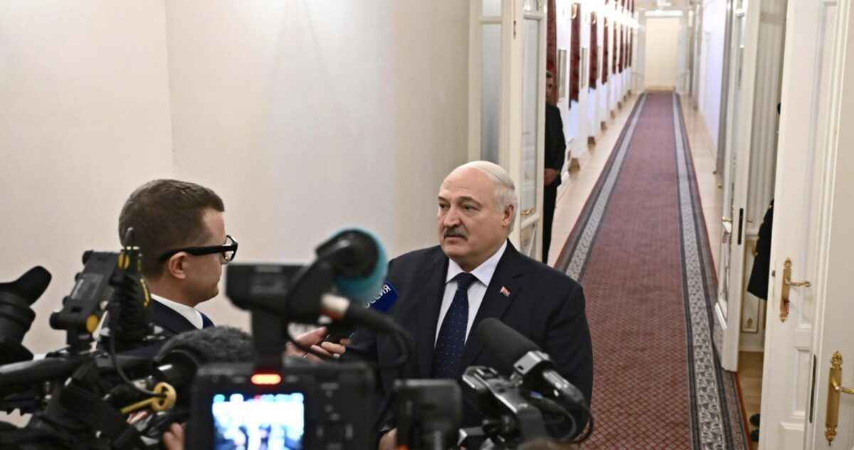 Лукашенко ответил НАТО на угрозы сбивать российские самолёты - "Они что, вертолет Президента собьют"