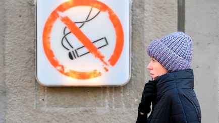 Участковый объяснил, когда за курение белорусов могут оштрафовать на 1260 рублей