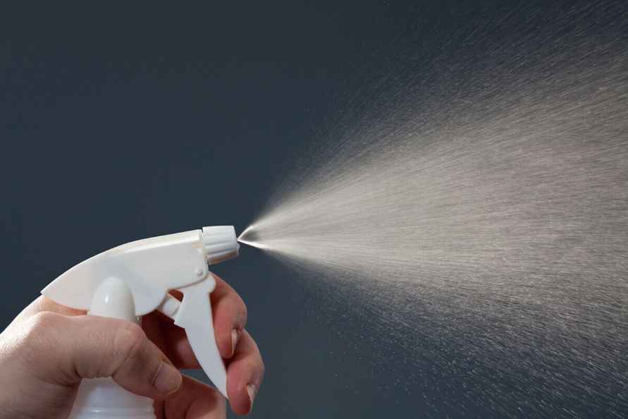 Забудьте про утюг. Этот домашний раствор разгладит даже льняную одежду