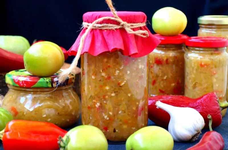 Обязательно закатайте на зиму аджику. Эти 3 рецепта понравились сотням тысяч людей