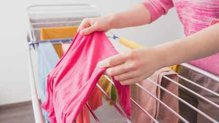 Два простых движения — и одежда высохнет гораздо быстрее. Только не ставьте сушилку в спальне