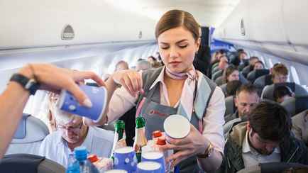 Глава «Белавиа» пообещал кормить пассажиров в полёте 2 раза. Только за доплату?