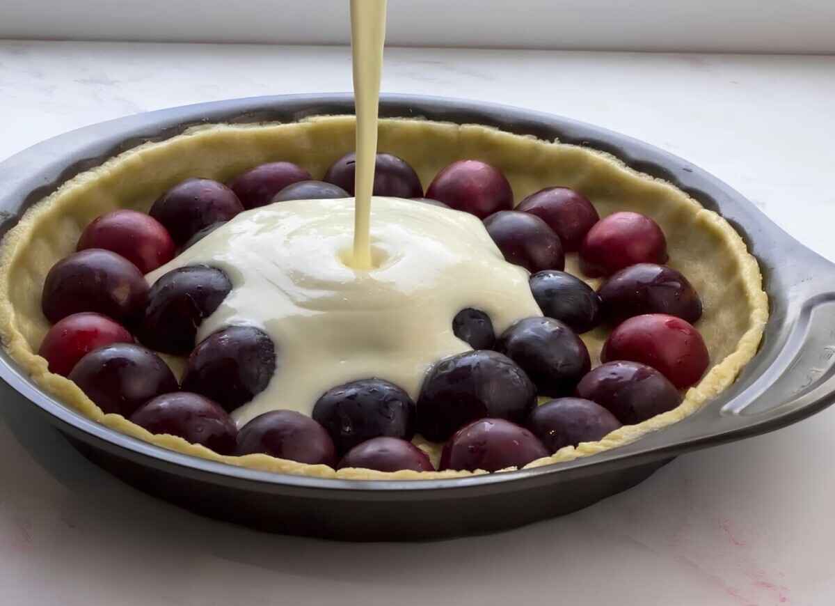 Выложите сливы на тесто и залейте кремом. Как правильно приготовить один из вкуснейших пирогов осени?