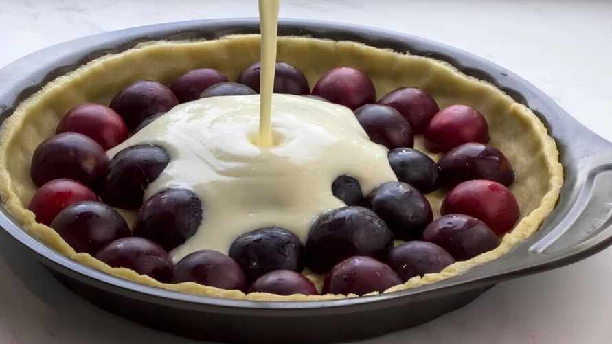 Выложите сливы на тесто и залейте кремом. Как правильно приготовить один из вкуснейших пирогов осени?