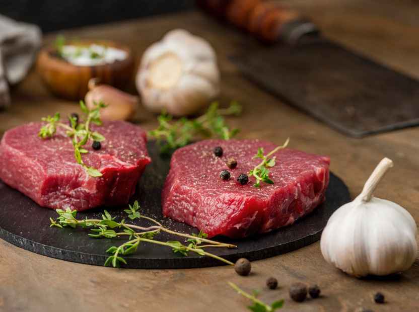 Пугает вред красного мяса? Диетолог рассказала, когда всё-таки можно есть