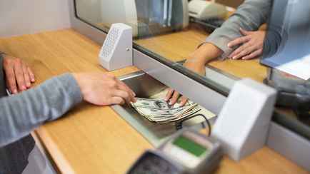 Лукашенко распорядился, чтобы банки не забывали про 2,5 млн пенсионеров и 2 млн жителей села. Как?