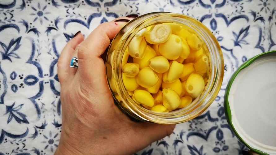 Чеснок не испортится до следующего лета, если сделаете так. Зачем нужна соль?