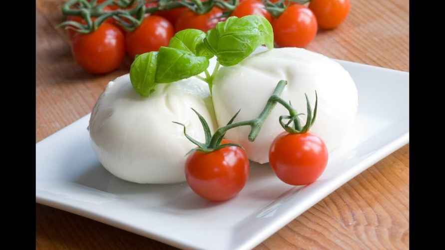 Не выливайте воду из-под моцареллы. Вот 4 способа использовать ее в кулинарии