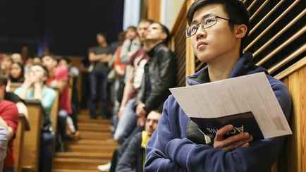 Совмин Беларуси обязал мигрантов 11 профессий сдавать экзамен на знание госязыка