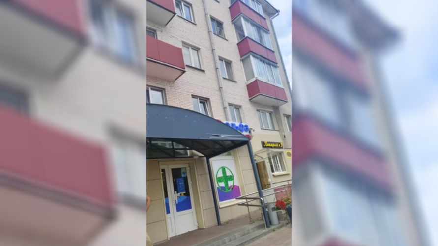 "Убила больше 100 тараканов" — Белоруска показала в TikTok насекомых на стенах булочной в многоэтажке. Что сказали в санслужбе?