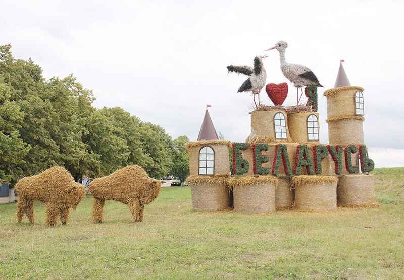 Крот-шахтёр, богомол-переросток и крейсер «Аврора». На полях Беларуси устроили конкурс фигур из соломы