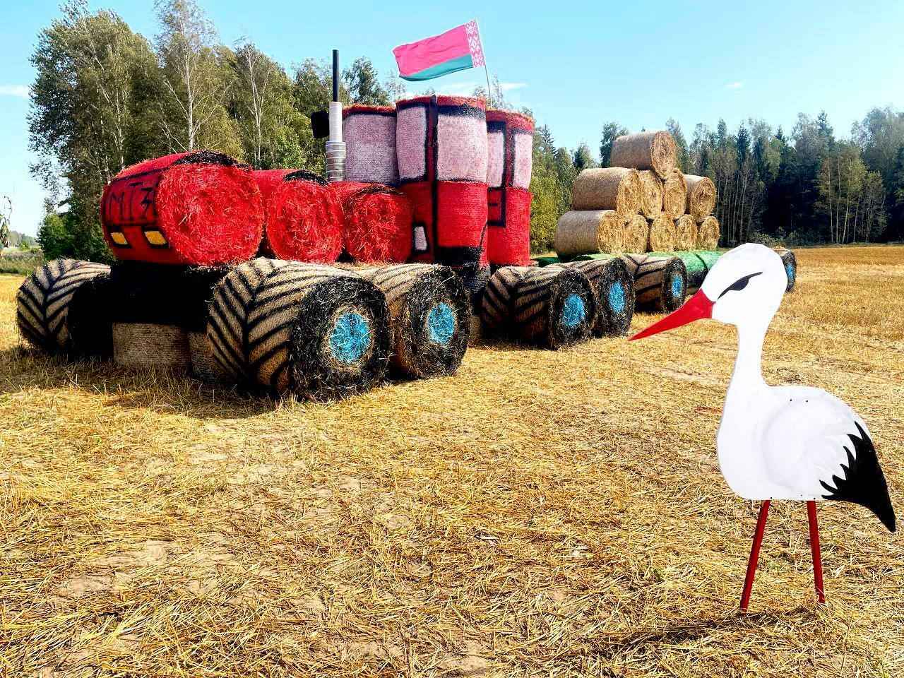 Крот-шахтёр, богомол-переросток и крейсер «Аврора». На полях Беларуси устроили конкурс фигур из соломы