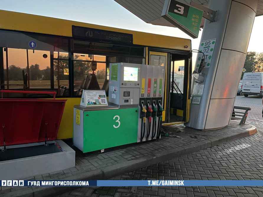 В Минске водитель городского автобуса врезалась в АЗС