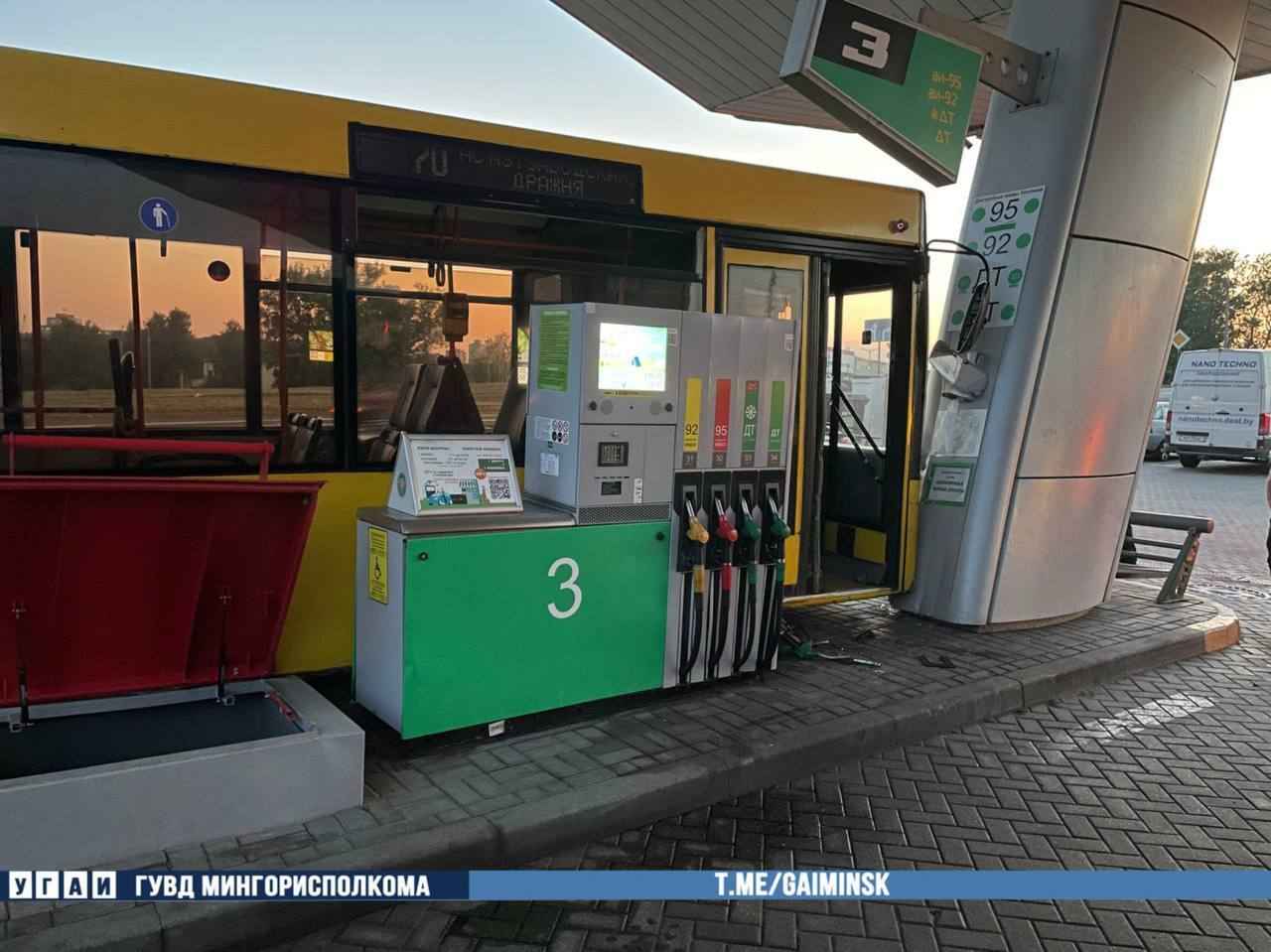 В Минске водитель городского автобуса врезалась в АЗС