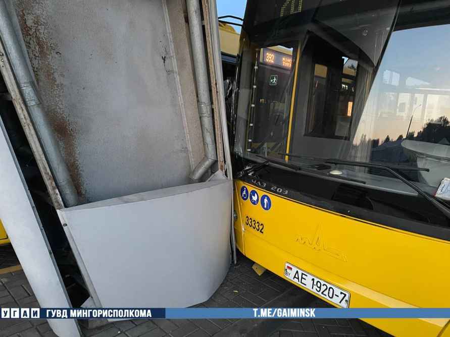 В Минске водитель городского автобуса врезалась в АЗС