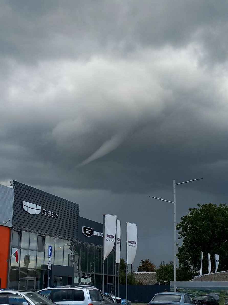 На Брестчине сняли зачатки смерчей, а на Минск обрушился тропический ливень