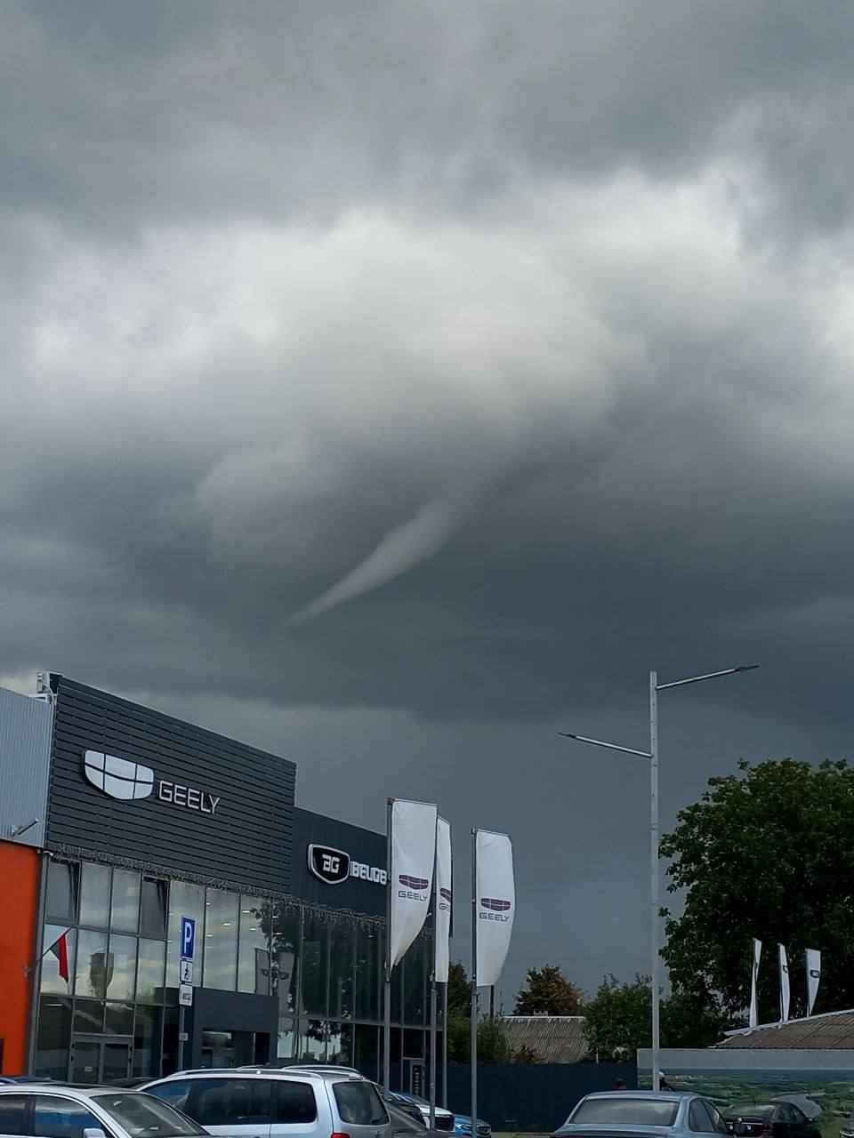 На Брестчине сняли зачатки смерчей, а на Минск обрушился тропический ливень