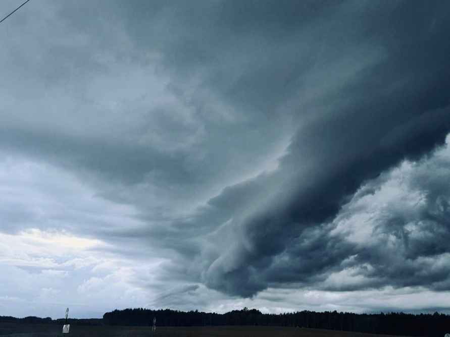 На Брестчине сняли зачатки смерчей, а на Минск обрушился тропический ливень