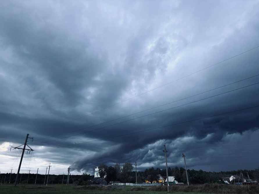 На Брестчине сняли зачатки смерчей, а на Минск обрушился тропический ливень