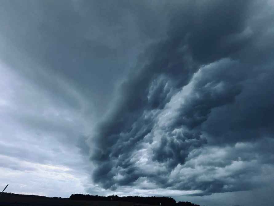 На Брестчине сняли зачатки смерчей, а на Минск обрушился тропический ливень