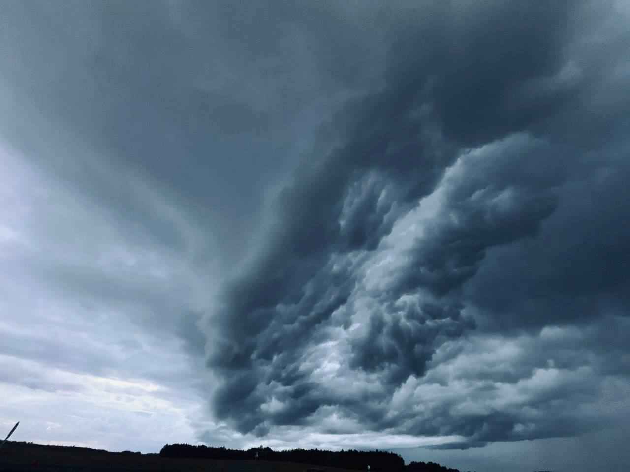На Брестчине сняли зачатки смерчей, а на Минск обрушился тропический ливень
