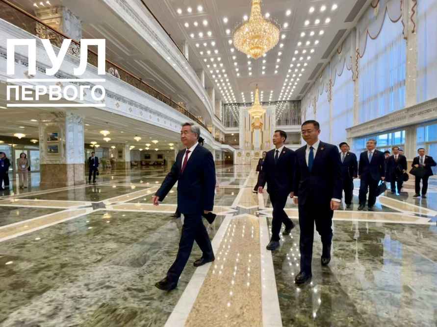 В Беларусь на встречу с Лукашенко прилетел посланник Китая