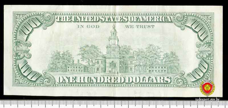 Кассир обменника вызвала милицию на гомельчанина из-за «мелких деталей» на купюре в 100 долларов