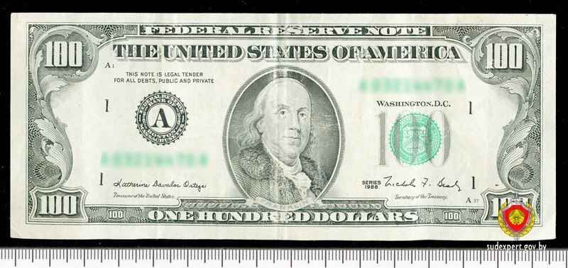 Кассир обменника вызвала милицию на гомельчанина из-за «мелких деталей» на купюре в 100 долларов