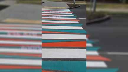 Новый стандарт? В Заславле заметили трехцветный пешеходных переход