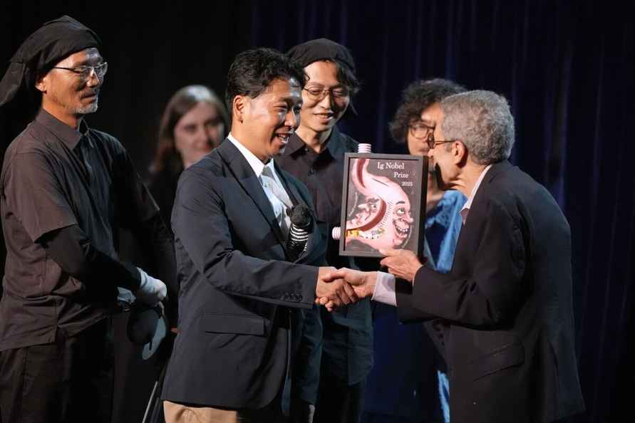 Корова-зебра, 35-летний ноготь и съедобный тефлон. В США вручили Шнобелевскую премию - 2025