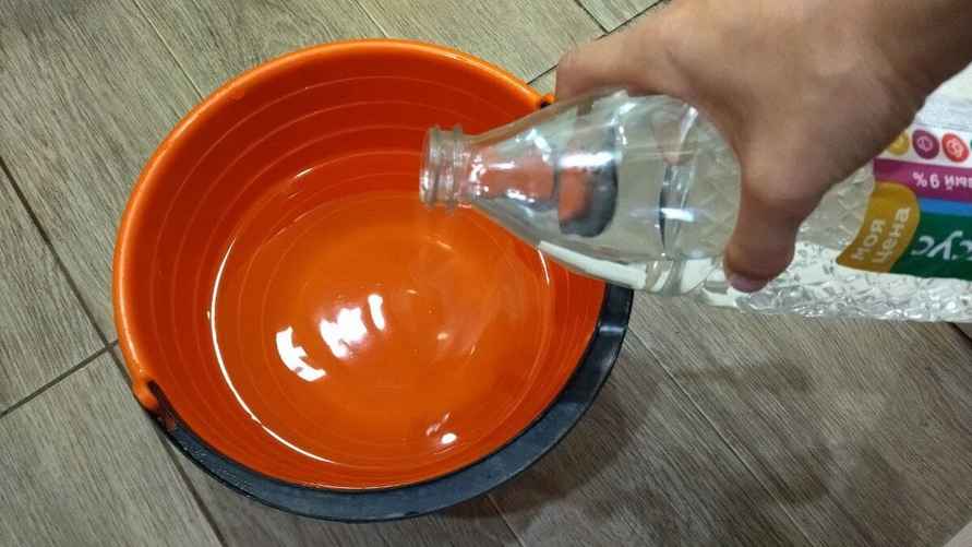 Пыль долго не будет оседать на ламинате, если добавить в воду 3 ложки одного средства