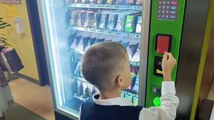 В школах Минска начали устанавливать автоматы с едой и напитками. А чипсы будут?