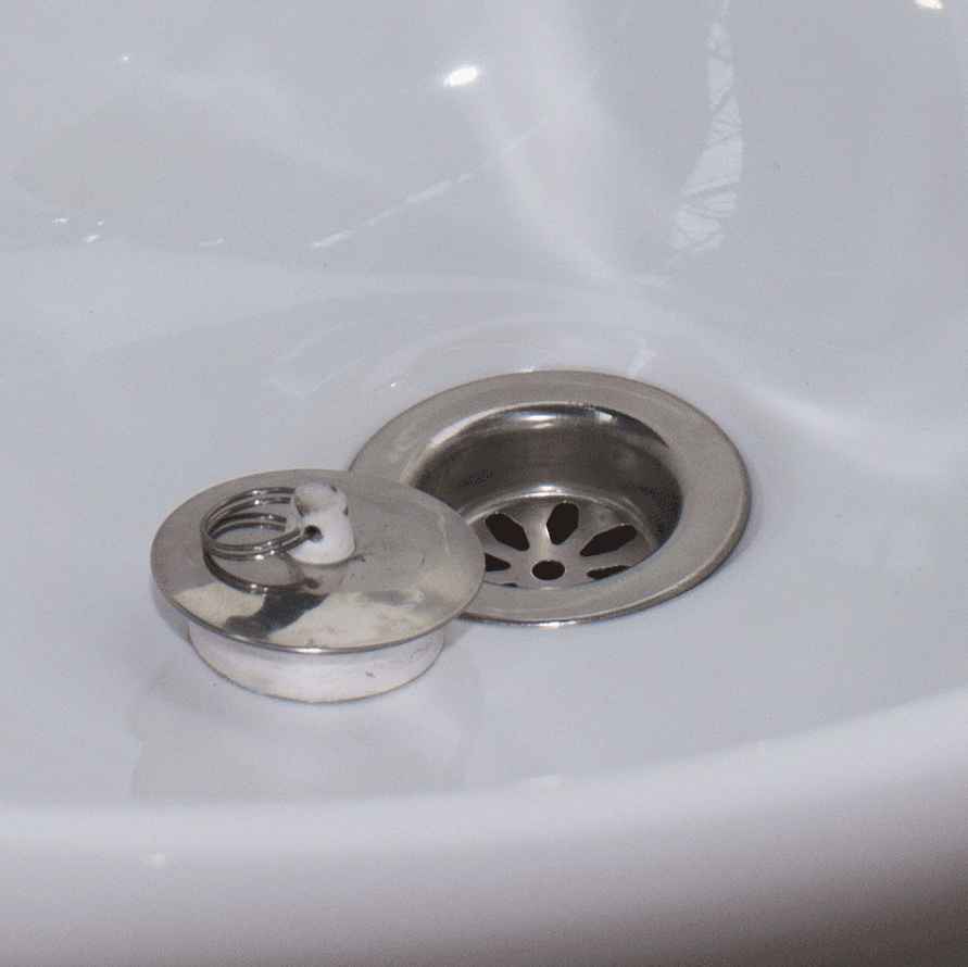 Эти 5 простых способа помогут очистить слив от волос. Для одного нужна пластиковая трубочка