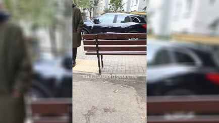 «А что не так?» — «Пизанская» скамейка в подъезде минского дома вызвала вопросы