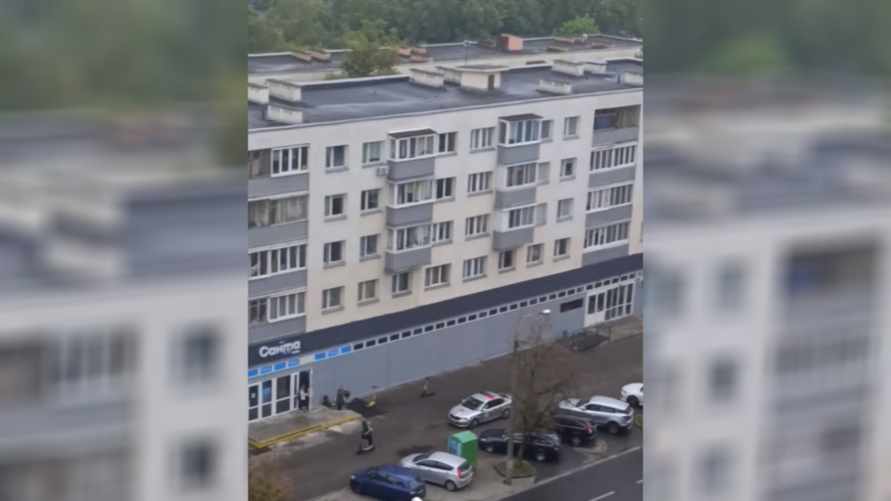 Появилось видео погони за электросамокатчиком в Минске по тротуару. Что сказали в ГАИ?