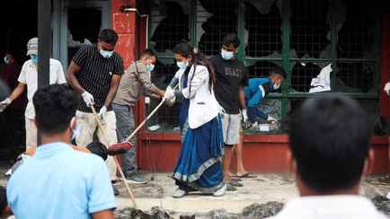 Непальцы после свержения правительства массово вышли на улицы для уборки