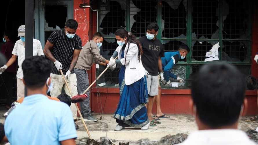 Непальцы после свержения правительства массово вышли на улицы для уборки