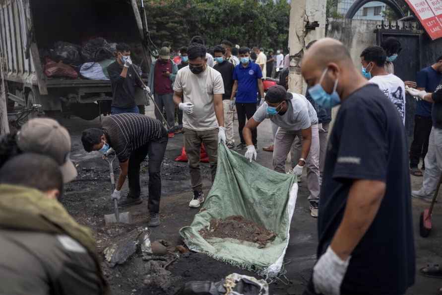 Непальцы после свержения правительства массово вышли на улицы для уборки