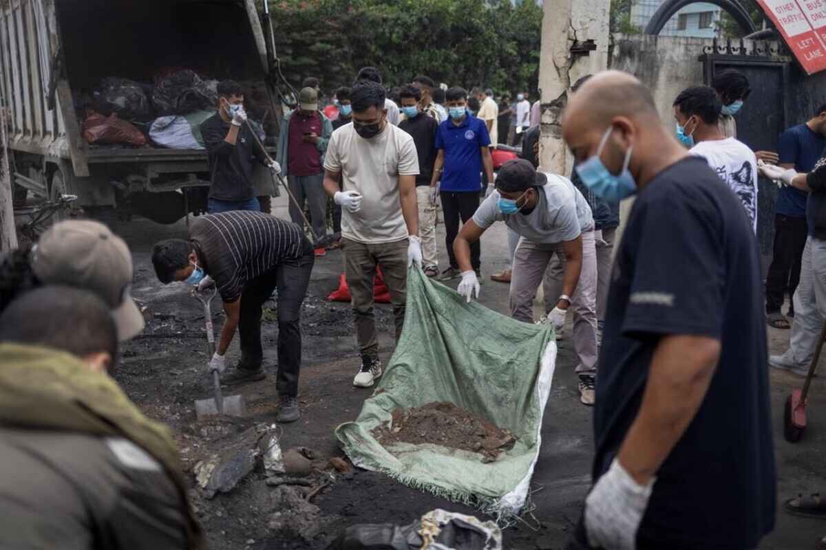 Непальцы после свержения правительства массово вышли на улицы для уборки