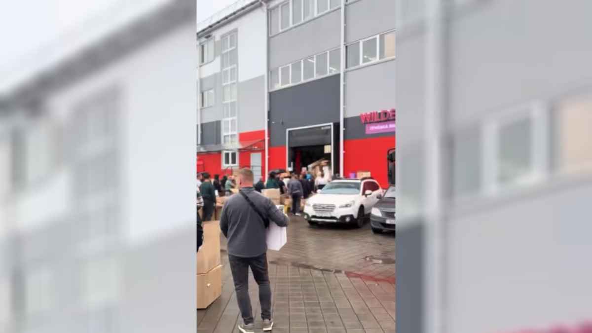 «А что будет на Новый год?» - Продавцы показали многочасовые очереди на склад WB под Минском