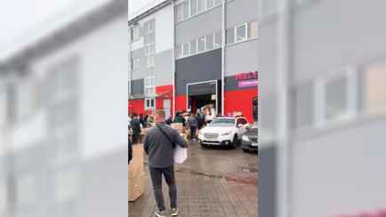 «А что будет на Новый год?» — Продавцы показали многочасовые очереди на склад WB под Минском