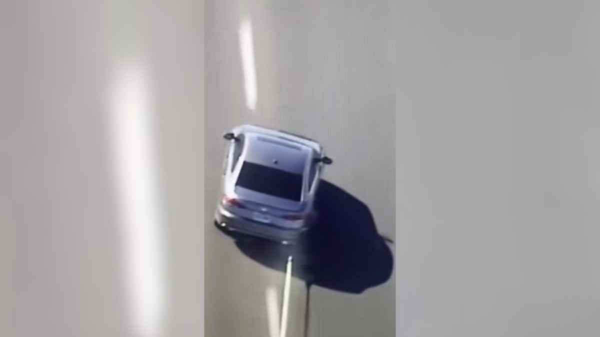 Захват машины за колесо прямо на ходу набрал 53 млн просмотров в TikTok — "Технология Бэтмена"