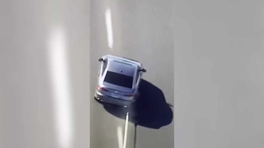 Захват машины за колесо прямо на ходу набрал 53 млн просмотров в TikTok — "Технология Бэтмена"