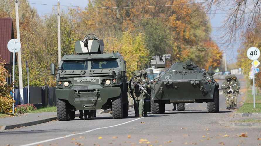 КГБ предупредил об усилении контроля и военной технике на дорогах в районе на Минщине