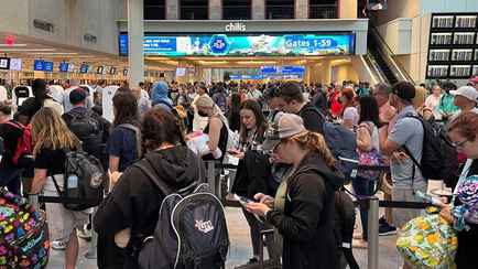 Правительственный шатдаун парализовал работу аэропортов в США – задержали более 8000 рейсов