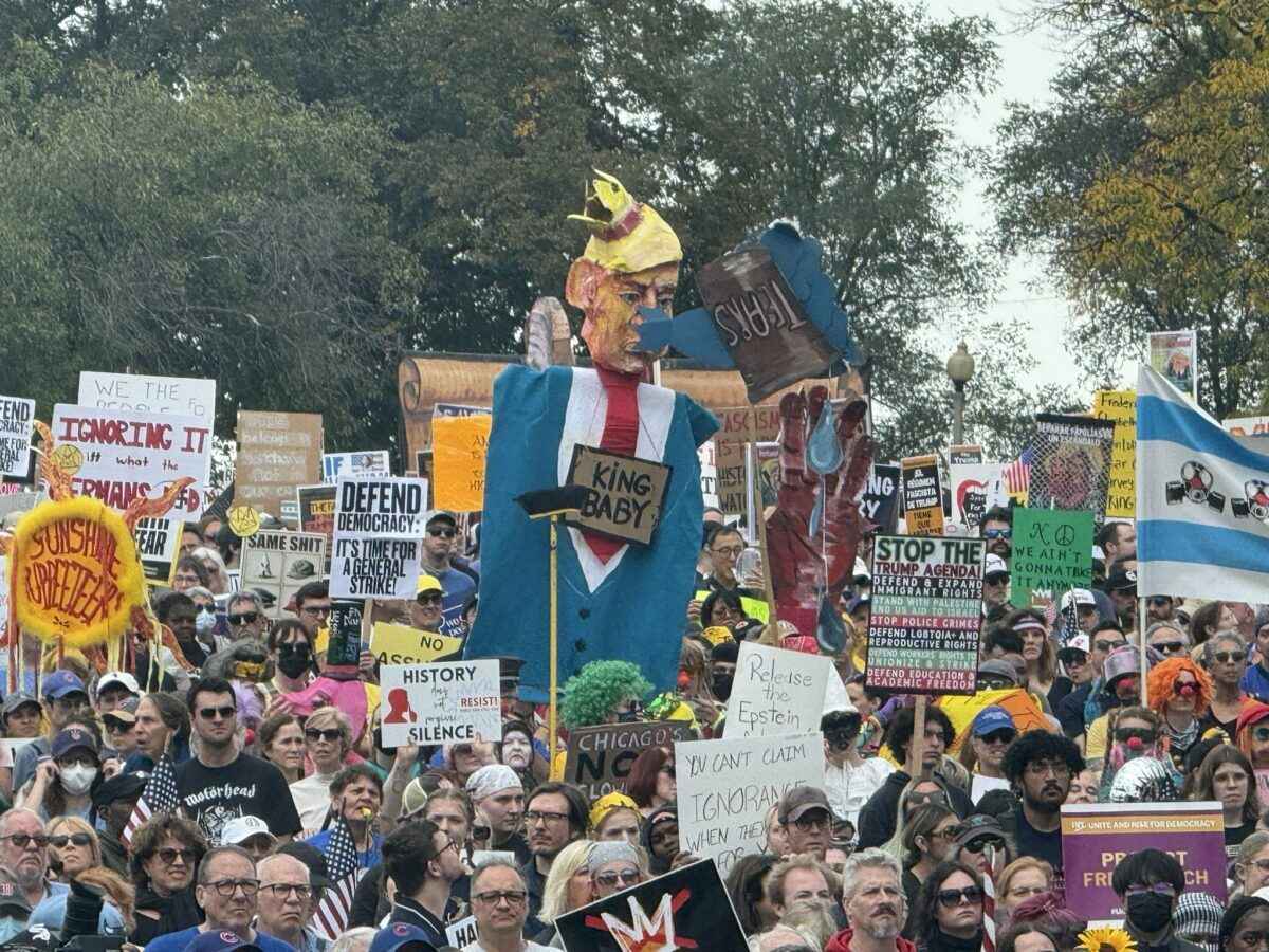 Трамп ответил протестующим видеороликом, где надевает корону и льет экскременты на их головы